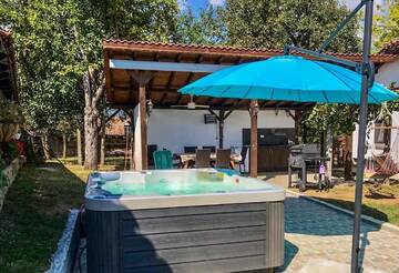 Фото номера Дом с 3 спальнями Дома для отпуска Guest House Stoyanovata Kashta - Стояновата къща г. Елена 37